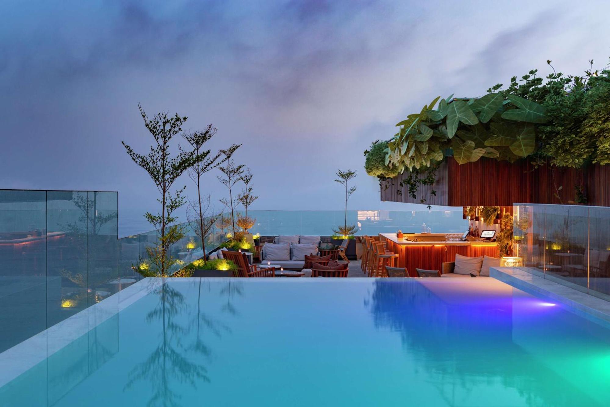 Hilton Copacabana Rio De Janeiro Exterior photo The rooftop pool at the hotel